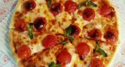 طرز تهیه پیتزا مارگاریتا خوشمزه و اصل ایتالیایی با ریحان و گوجه فرنگی