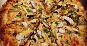 طرز تهیه پیتزا مرغ و قارچ کاری خانگی خوشمزه کشدار به روش رستورانی