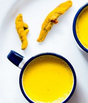 طرز تهیه نوشیدنی شیر زردچوبه هندی