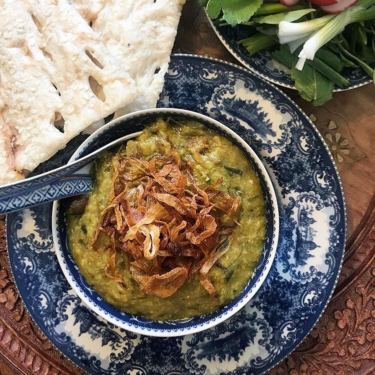 طرز تهیه آش سبزی شیرازی خوشمزه و مقوی با گوشت با دستور محلی