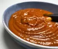 طرز تهیه سس باربیکیو خانگی خوشمزه برای مرغ، استیک، پیتزا و …
