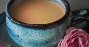 طرز تهیه چای هندی خوشمزه و پر خاصیت با زنجبیل و شیر به روش اصلی