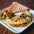 طرز تهیه املت قارچ ساده و خوشمزه مناسب برای صبحانه و شام