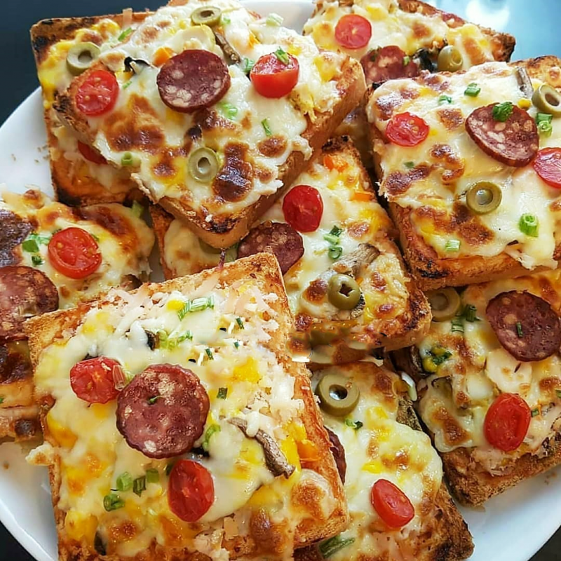 طرز تهیه پیتزا با نان تست و سوسیس سریع و خوشمزه در فر