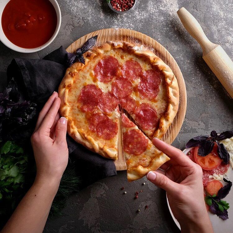 طرز تهیه پیتزا سوسیس و قارچ خانگی در مایکروفر به همراه نکات تنظیم درجه