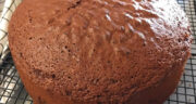 طرز تهیه کیک اسفنجی شکلاتی کاکائویی با پف زیاد برای تولد