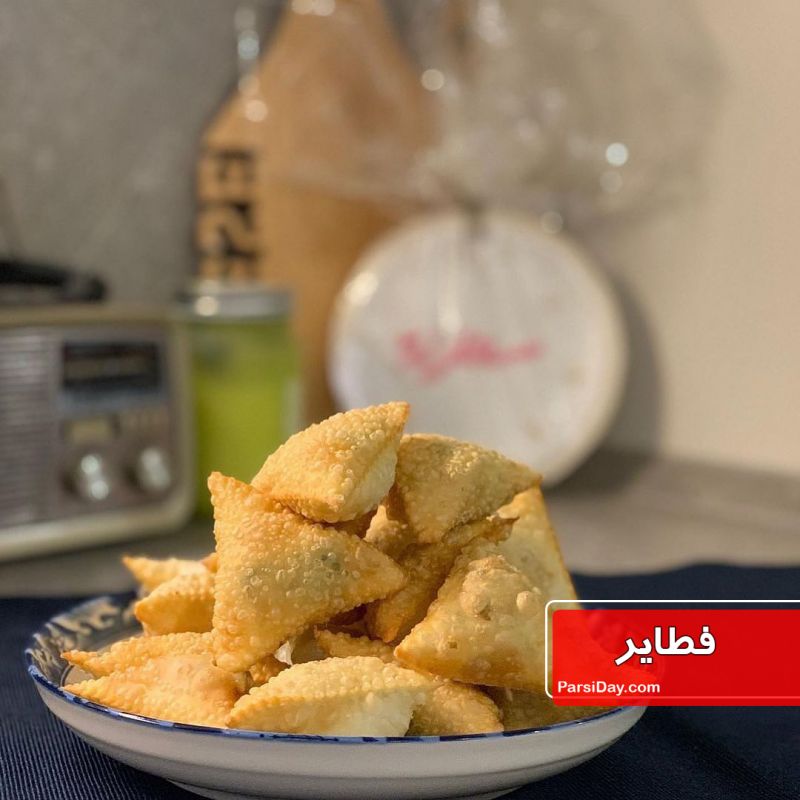 طرز تهیه فطایر مرغ و پنیر عربی خوشمزه در فر مرحله به مرحله