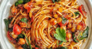طرز تهیه اسپاگتی بلونز ایتالیایی بسیار خوشمزه با گوشت چرخ کرده