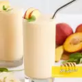 طرز تهیه اسموتی هلو با زردآلو و موز و انبه و شیر و بستنی