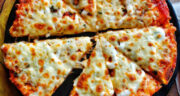 طرز تهیه پیتزا پنیری خانگی ساده و خوشمزه همراه با آموزش خمیر پیتزا