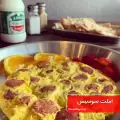 طرز تهیه املت سوسیس ساده و خوشمزه با گوجه و قارچ و پنیر پیتزا