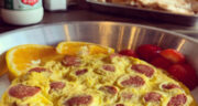 طرز تهیه املت سوسیس ساده و خوشمزه با گوجه و قارچ و پنیر پیتزا