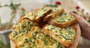 طرز تهیه تست پنیری ساده، فوری و خوشمزه با سبزیجات در تابه
