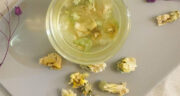طرز تهیه دمنوش گل ختمی زرد با بابونه و عسل برای ریه و سرماخوردگی