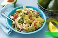 طرز تهیه سالاد مرغ و آووکادو خوشمزه و رژیمی با گوجه و سس مخصوص