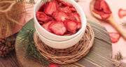 طرز تهیه توت فرنگی خشک شده خانگی سالم و مقوی در فر، بخاری و آفتاب
