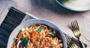 طرز تهیه اسپاگتی رژیمی بدون روغن ساده و لذیذ با مرغ مرحله به مرحله