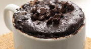 طرز تهیه کاپ کیک شکلاتی یک دقیقه ای خوشمزه و ساده در مایکروفر