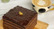 طرز تهیه کیک شکلاتی لایه ای فوق العاده خوشمزه بدون آرد برای  تولد و مهمانی