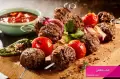 طرز تهیه کباب قلقلی سیخی با سبزیجات فوری و لذیذ در تابه و فر