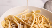 طرز تهیه پنکیک اسپاگتی تابه ای ساده و عالی و شیک با عسل و موز