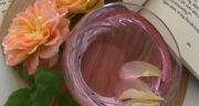 طرز تهیه دمنوش گل محمدی برای یبوست با دارچین و زعفران + خواص