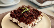 طرز تهیه کیک ترکیه ای شکلاتی با خامه قنادی و موز + عکس