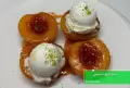 طرز تهیه دسر هلو با بستنی و دارچین خوش طعم و مخصوص تابستان