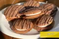 طرز تهیه کیک ووپی شکلاتی خوشمزه با خامه فرم گرفته به روش قنادی