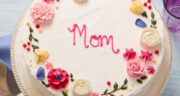 ایده تزیین کیک روز مادر 1402 ساده و شیک با خامه، گل طبیعی و میوه