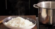 پخت برنج در قابلمه استیل؛ راهنمای گام‌به‌گام بدون چسبندگی