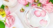 خواص گلاب برای پوست چرب، خشک و جوش دار + نحوه استفاده قبل از خواب