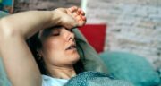 علت عرق کردن ناگهانی بدن زنان در سر، گردن و صورت در خواب و بیداری