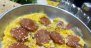 طرز تهیه سوسیس تخم مرغ ساده و خوشمزه با رب به روش قهوه خانه ای