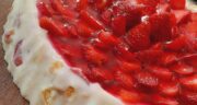 طرز تهیه روکر توت فرنگی ساده و شیک با بیسکویت پتی بور و خامه