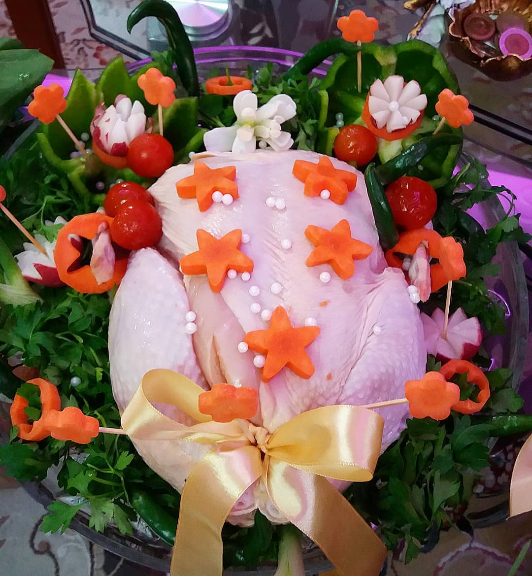 تزیین مرغ خام برای عیدی عروس
