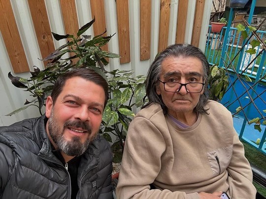 رضا رویگری زنده است