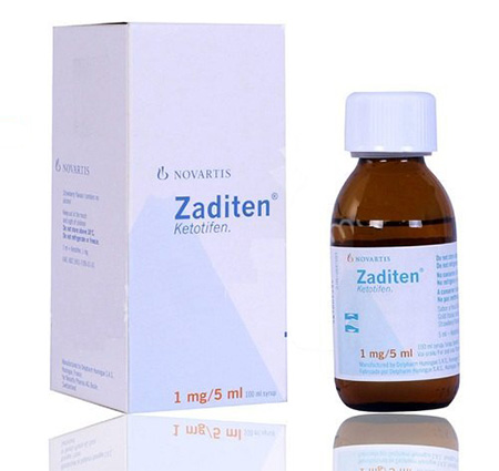 شربت کتوتیفن یک داروی ضدحساسیت است که بیشتر برای پیشگیری و کاهش علائم آلرژی و آسم استفاده میشود. این شربت با مهار مادهای به نام هیستامین در بدن، از واکنشهای آلرژیک جلوگیری میکند یا شدت آنها را کم میکند. مهمترین موارد استفاده شربت کتوتیفن عبارتاند از:کاهش آبریزش بینی، عطسه و سرفههای ناشی از آلرژیکمک به کنترل آسم آلرژیک و کاهش حملات آنبهبود خارش چشم و پوست ناشی از حساسیت یا کهیرکاهش علائم رینیت آلرژیک (حساسیت فصلی یا دائمی)در بعضی کودکان، کمک به خواب بهتر به دلیل خاصیت خوابآور ملایمنکته مهم:شربت کتوتیفن برای درمان مستقیم سرماخوردگی یا گلودرد کاربرد ندارد، اما اگر این علائم به دلیل آلرژی باشند، میتواند مؤثر باشد.اثر پیشگیریکننده کتوتیفن معمولاً بعد از ۲ تا ۴ هفته مصرف منظم دیده میشود، پس برای نتیجهگیری باید طبق دستور پزشک مصرف شود.مقدار مصرف دقیق باید توسط پزشک و بر اساس سن و وزن کودک تعیین شود.