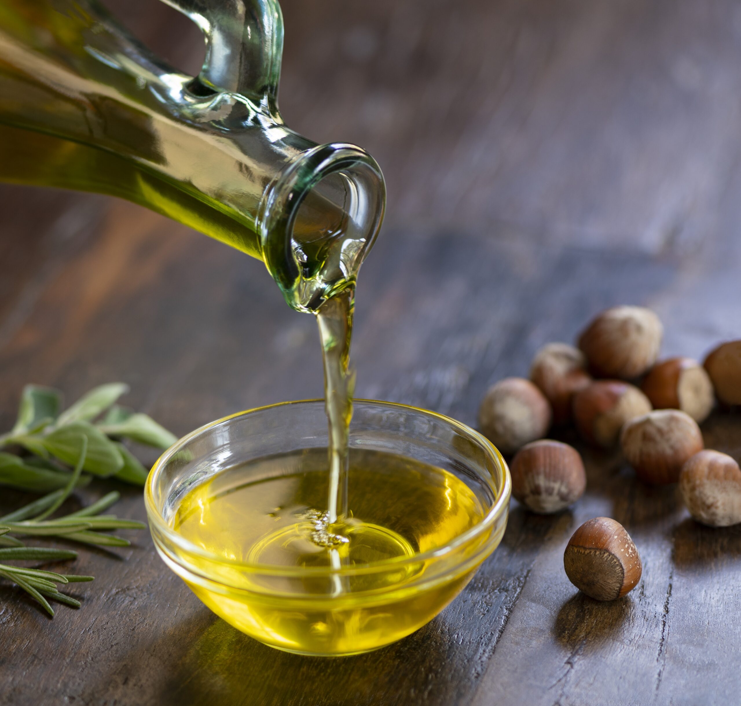 خواص روغن فندق برای ابرو و مژه